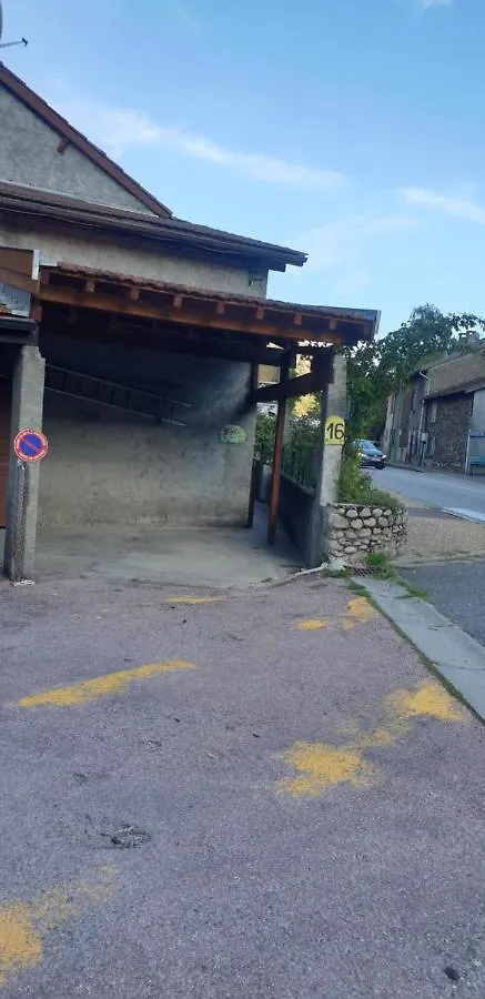 Appartement T3 Vue Montagne Sinsat 아파트